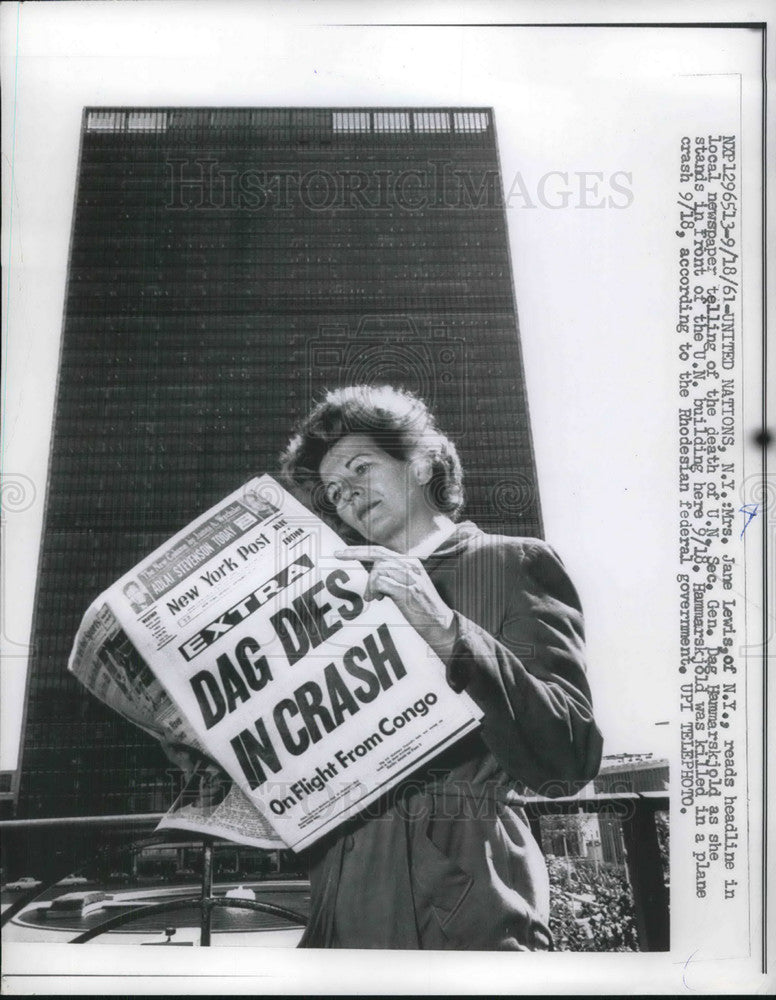 1961 Press Photo Mrs Jane Lewis reads paper in front of UN building in NY - Historic Images