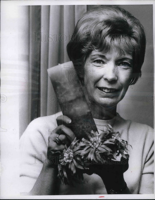 1969 Press Photo Helen Rahm holding one of her favorite candles - Historic Images