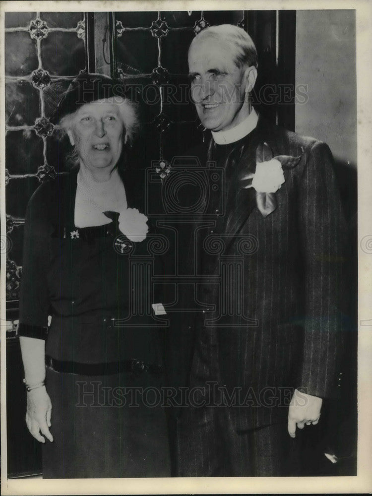 1954 Press Photo Queen&#39;s chaplain Charles Raven with bride Ethel Moors in Boston-Historic Images