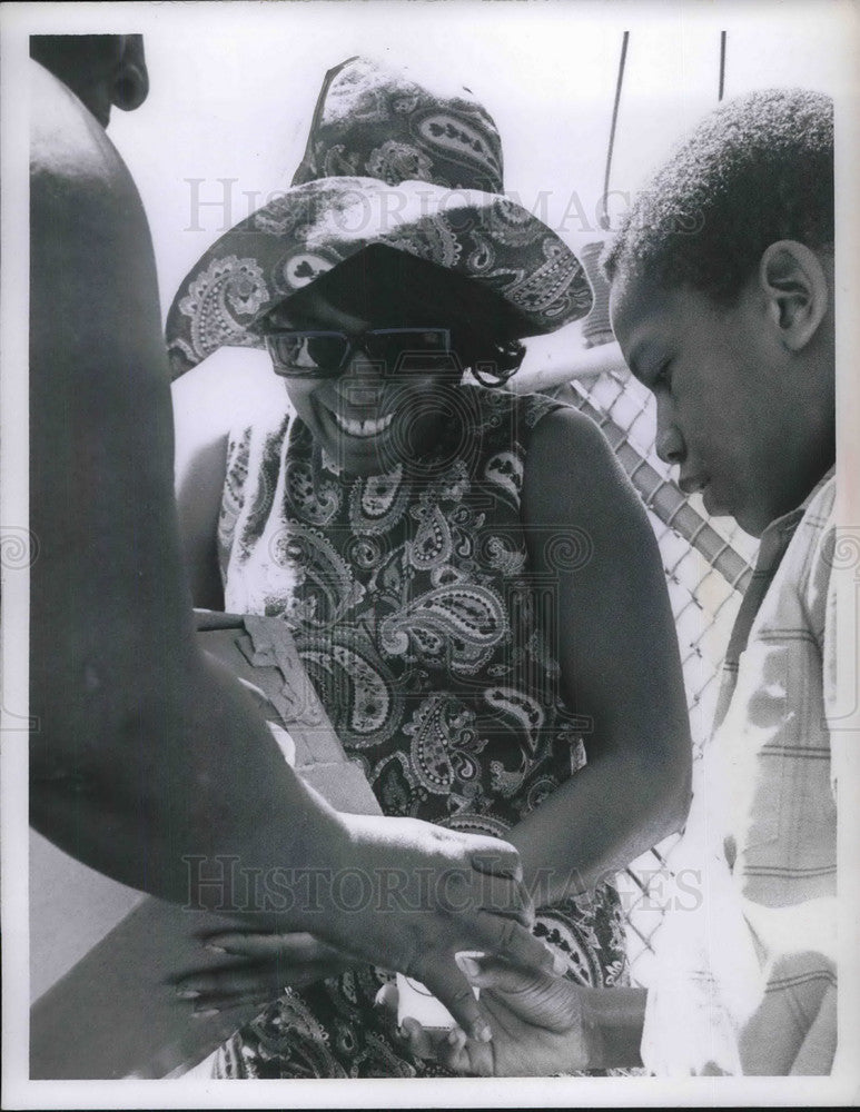 1969 Press Photo Mrs. Theresa Wilborn Kinsman Pride Inc. Serving Orange Juice - Historic Images