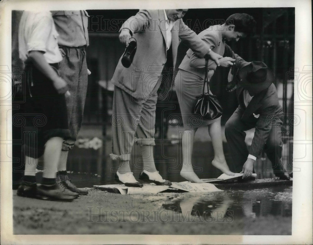 1945 Press Photo Young Lady who came to Belmont to watched the Races - neb63126 - Historic Images