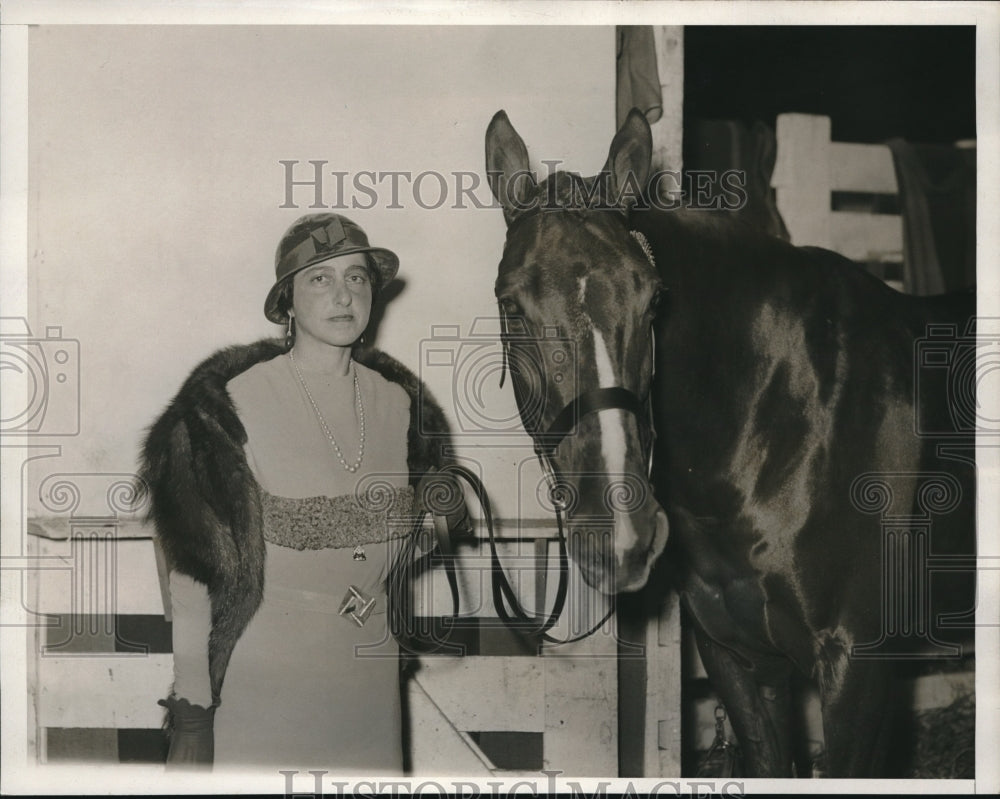 1932 Press Photo Mrs Bernard gimble with Blue ribbon Winner Weary River - Historic Images