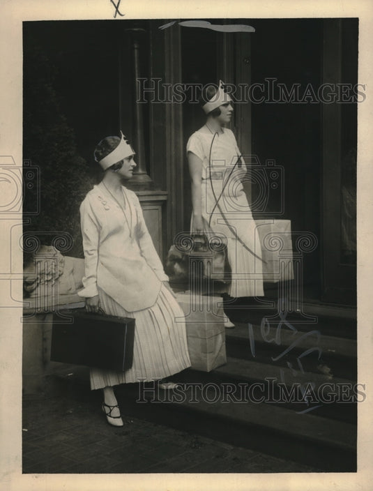 1923 Press Photo Well known society girls run Hotel Biltmore to benefit charity - Historic Images
