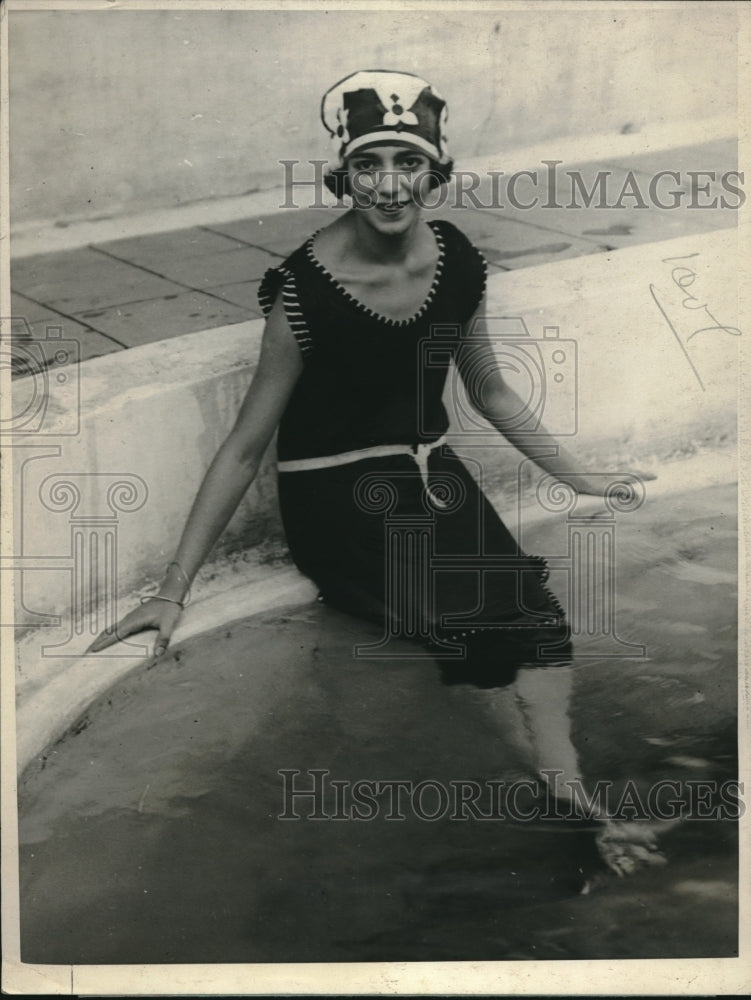 1924 Press Photo Yolanda Freye, Daughter of Bolivian Minister in Pool; - Historic Images