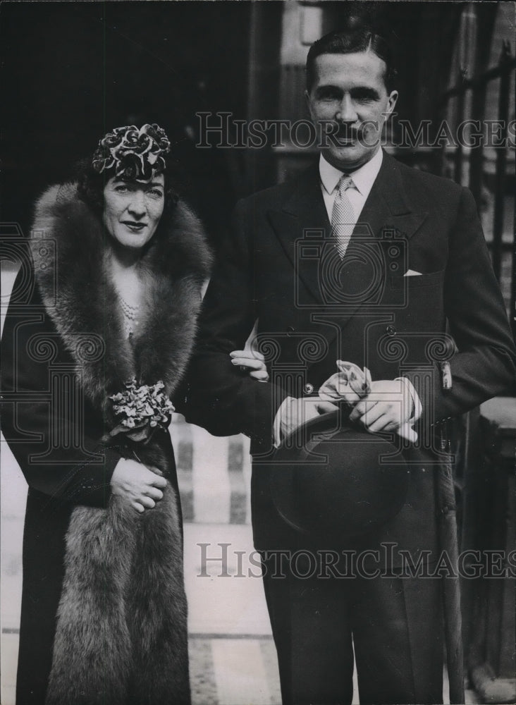 1935 Press Photo Betty Fielden marrying Charles Mills, photo was taken after - Historic Images