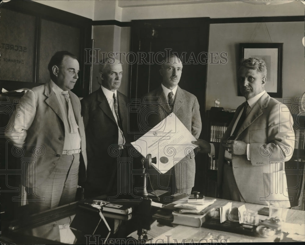 1923 Press Photo Secretary of Labor Davis handing HA Curran his commission-Historic Images