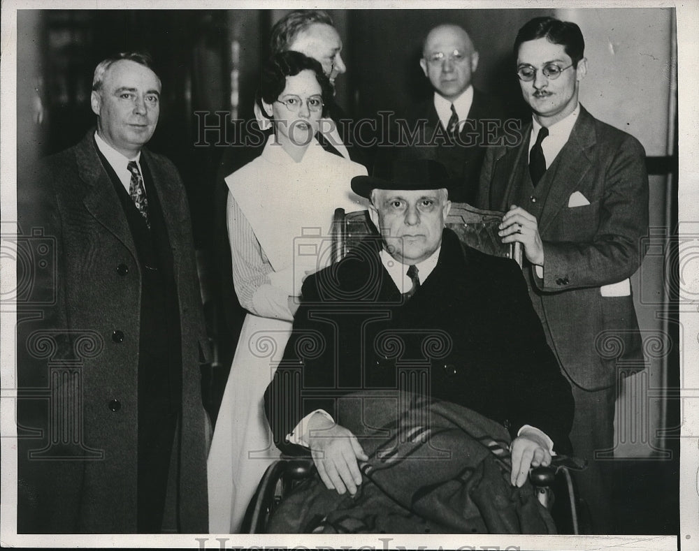 1933 Press Photo Pennsylvania Senator James Davis Leaves Pittsburgh Hospital - Historic Images