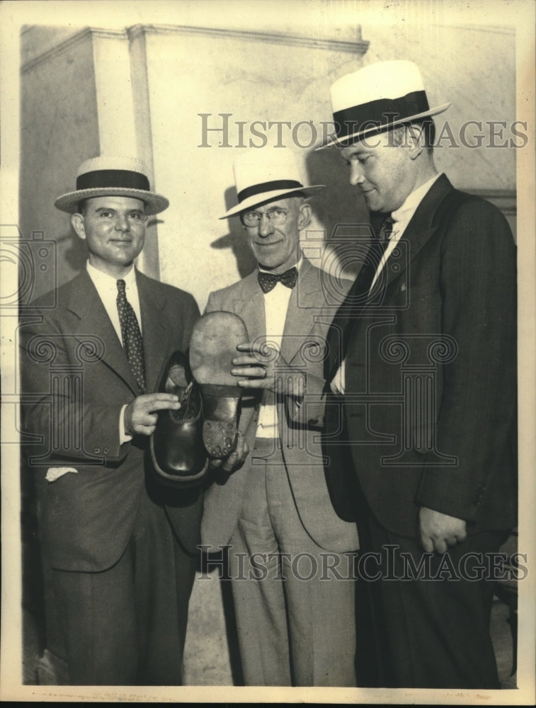 1938 Press Photo Thomas Patrick Morris displays shoes claims belong to Wendel-Historic Images