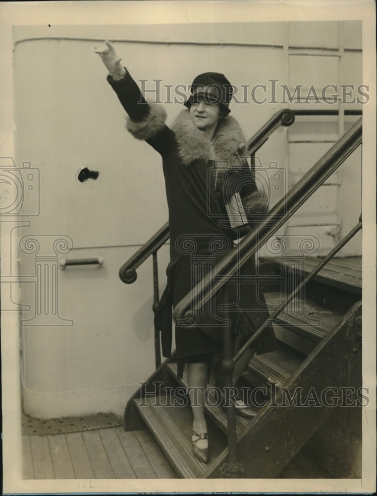 1927 Press Photo Mrs Edward Leight Sails For Europe From New York - Historic Images