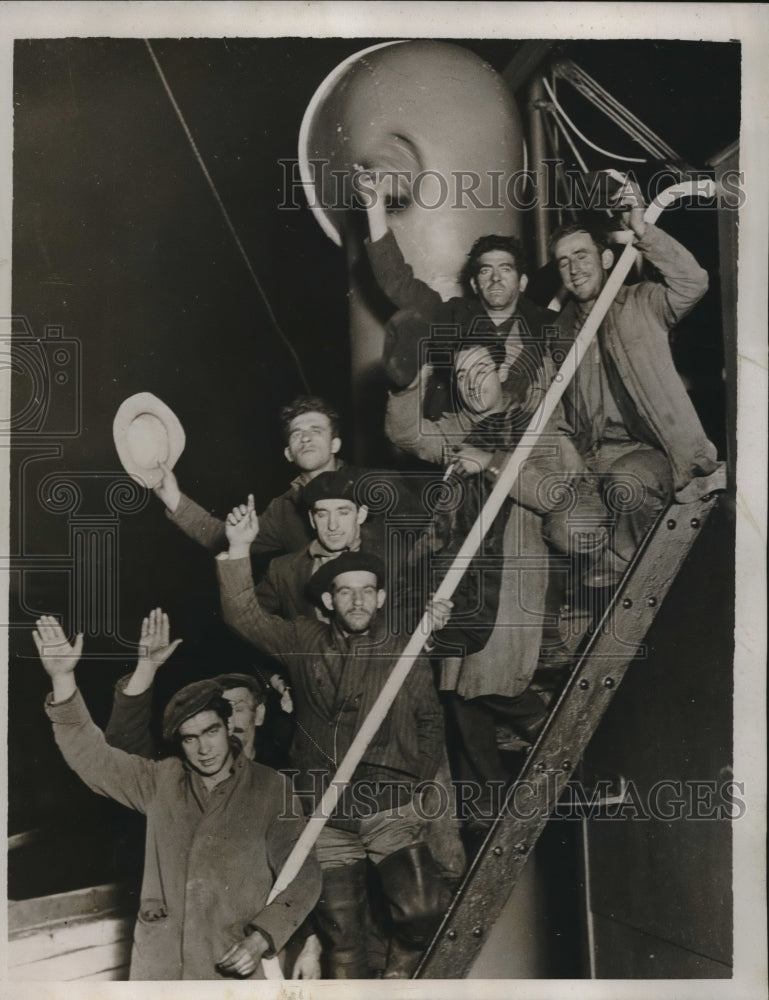 1933 Crew of Spanish Steamer Gloria were rescued after ship sank - Historic Images