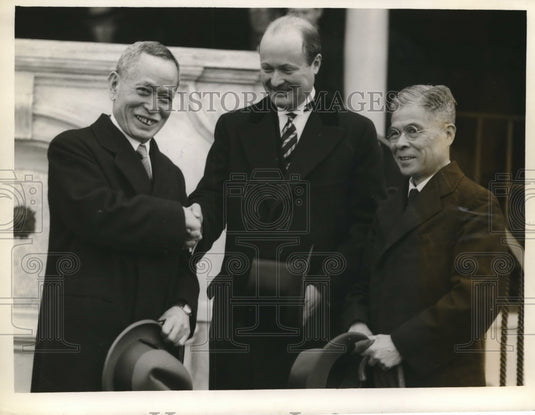 1933 Richard Southgate greeting Viscount Kikijiro & Eigo Fukaibe - Historic Images