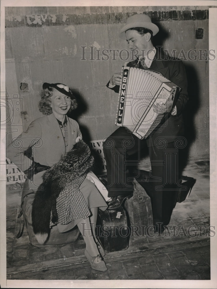 1936 Doris Bay &amp; Joseph Bonelli, well known artist upon their - Historic Images