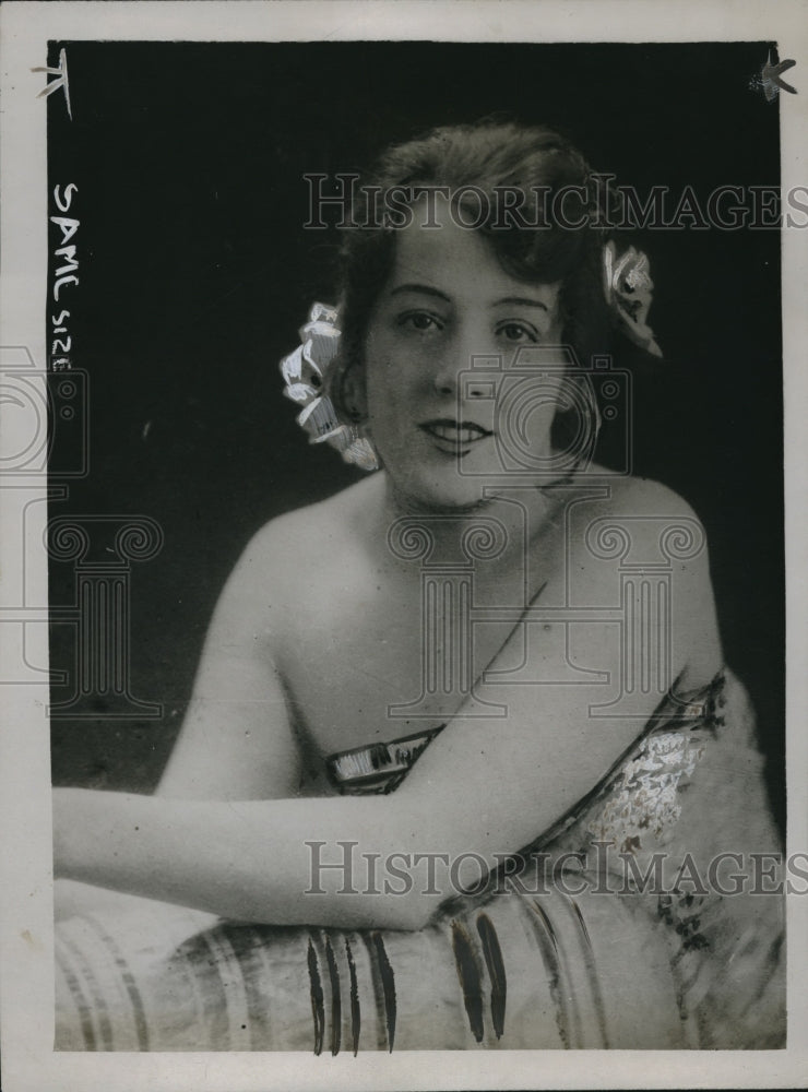 1921 Press Photo Primrose Vidal wife of Edward Vidal taking time for a glamor-Historic Images
