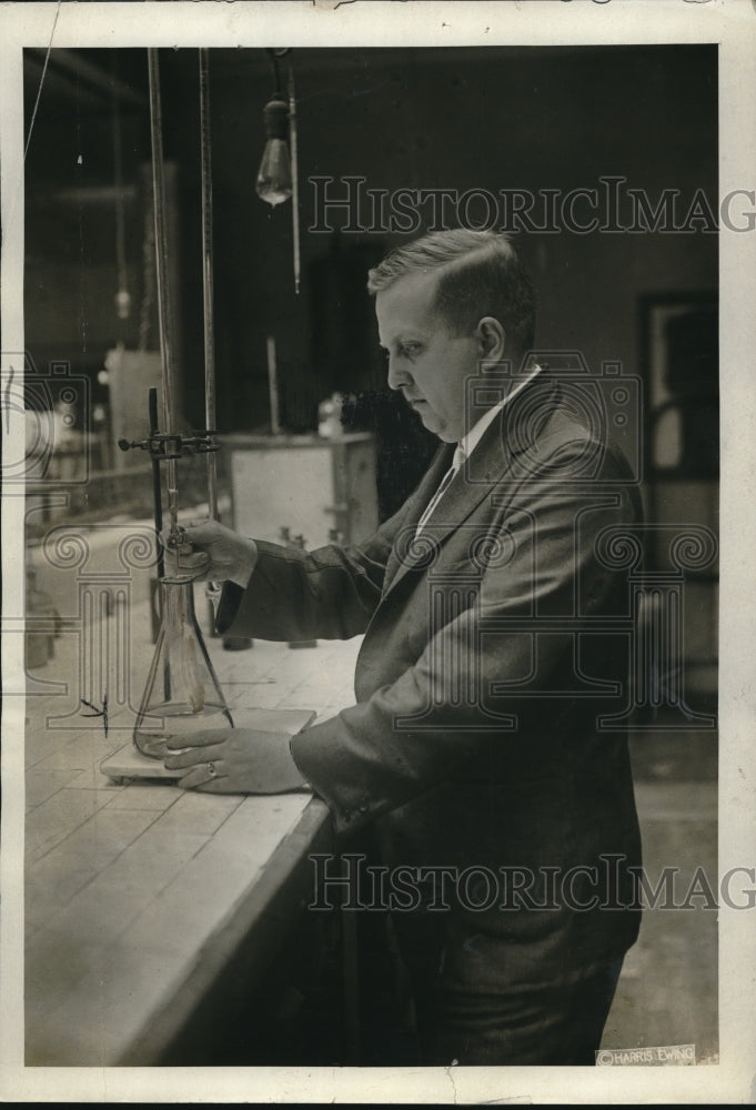 1921 Press Photo Dr William Loinder, lab expert for the IRS-Historic Images