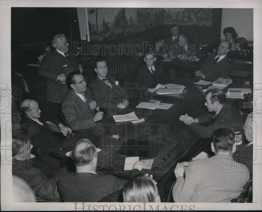 1946 Press Photo Mayor Charles Moore, makes a last minute try to stop a general - Historic Images