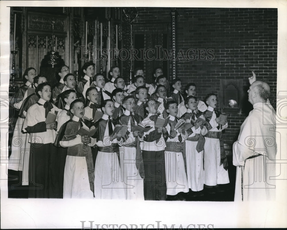 1944 Press Photo Very Reverend Justin J. Costillo with Boys Choir - Historic Images