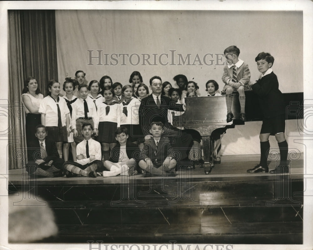 1931 Pianist Guy Maier Leads Students In Music Festival Presentation - Historic Images