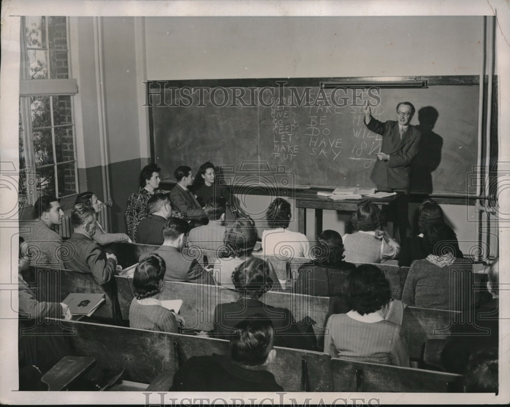 1941 Press Photo DrI.A. Richards of Cambridge Univ &amp; Latin class - Historic Images