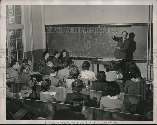 1941 Press Photo DrI.A. Richards of Cambridge Univ & Latin class - Historic Images