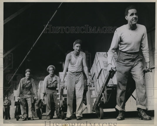 1943 Press Photo Chicago Stockyards Soldiers Working While Waiting For Deploy - Historic Images