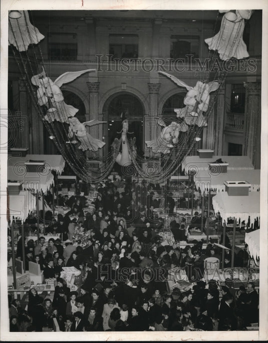 1946 Christmas shoppers at Magasins Du Louvre dept. store in Paris - Historic Images