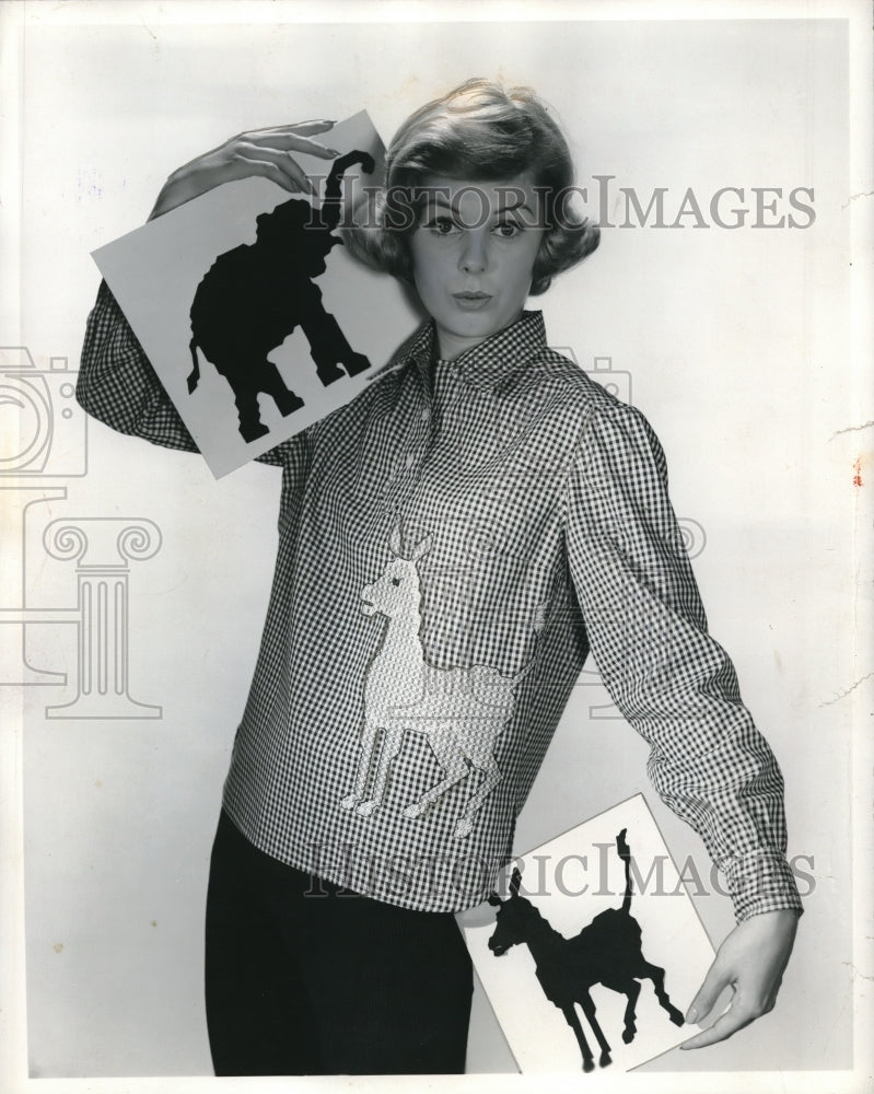 1960 Press Photo Lady with Samples Democrat &amp; Republican Symbols for Clothing - Historic Images