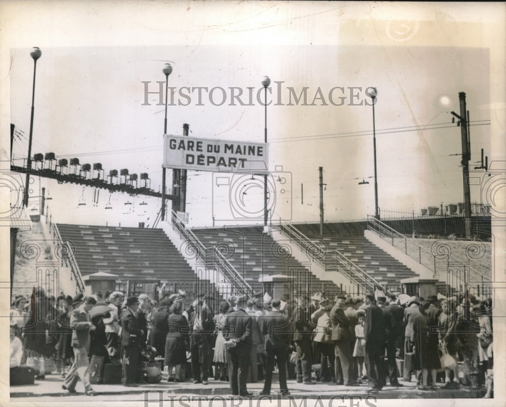 1945 Press Photo Paris residents wait in line for permission to travel - Historic Images