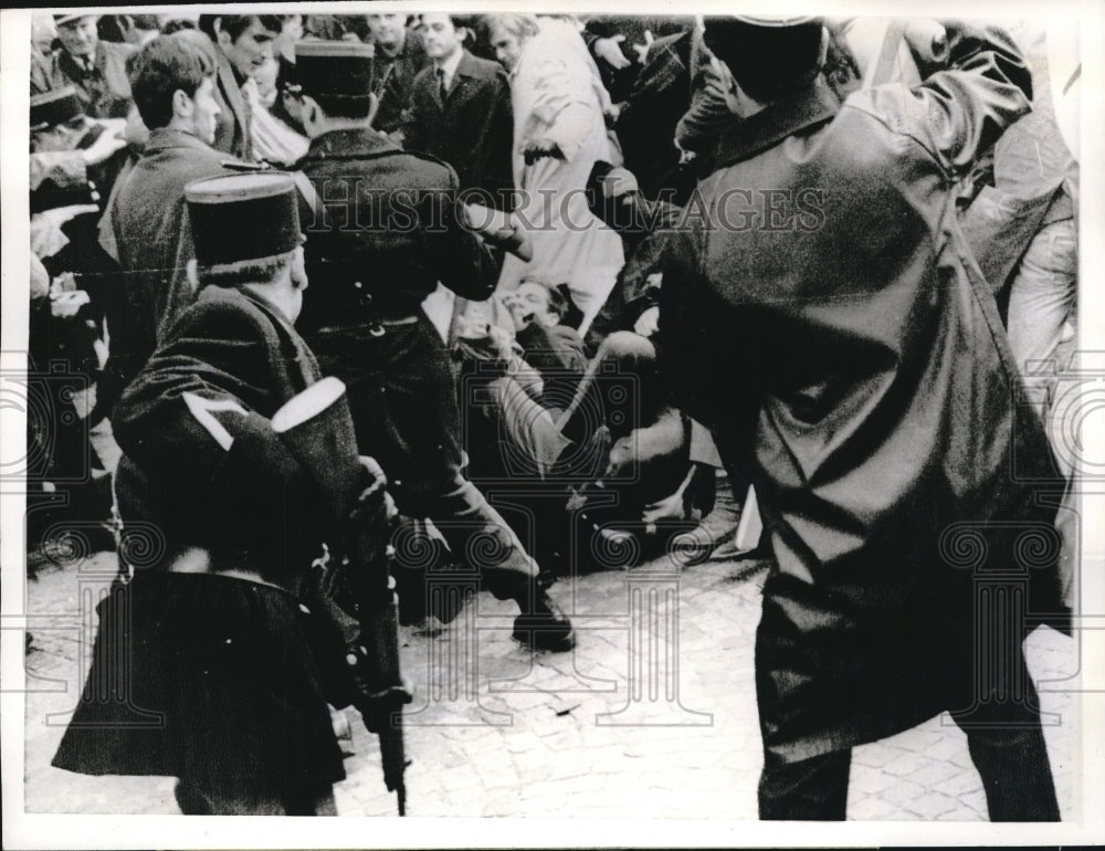 1967 Press Photo Police disperse roistering University of Paris students - Historic Images