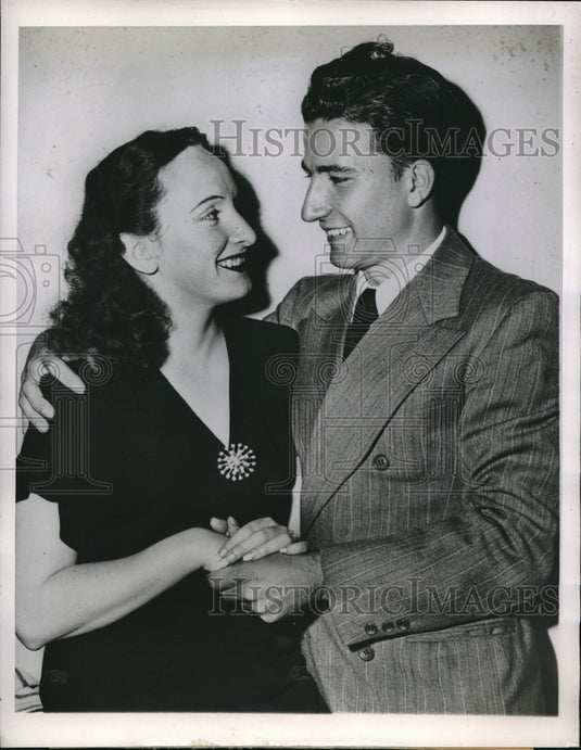 1947 Press Photo Chicago, Mrs Carol Avena & husband John reunite no divorce - Historic Images