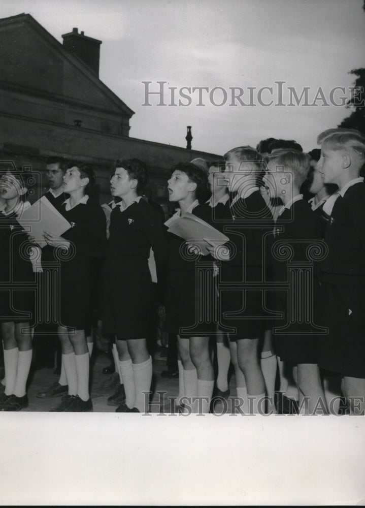 1956 Press Photo Paris troop of Little Supper choir at practice - neb65386 - Historic Images