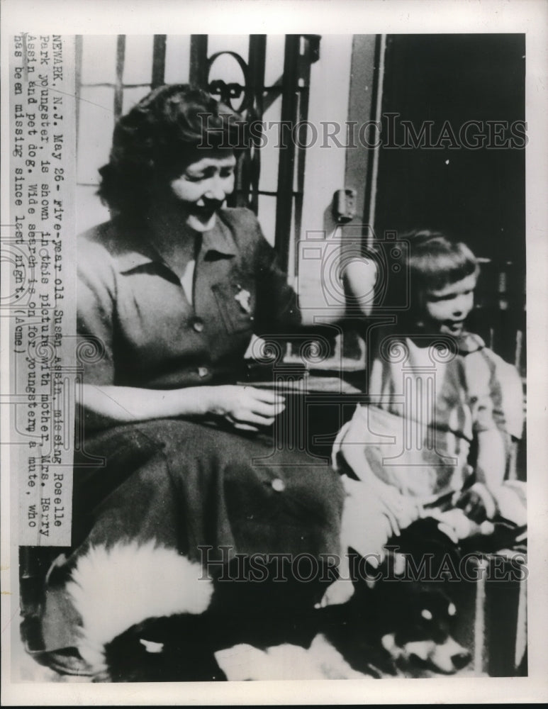 1949 Press Photo Newark, NJ Mrs Harry Assin &amp; daughter Susan, missing girl found - Historic Images