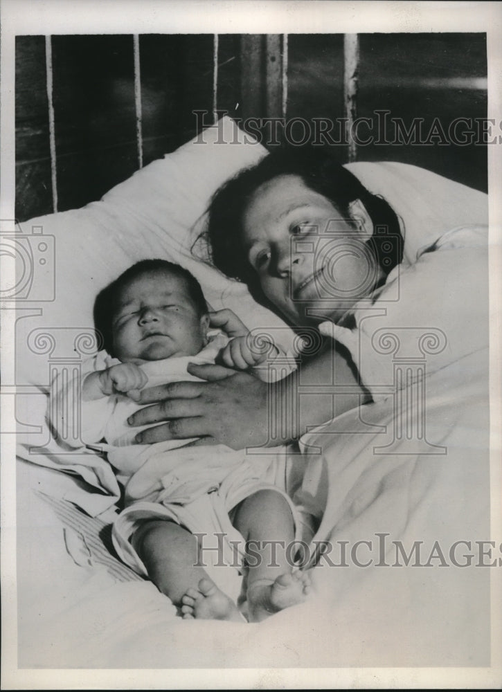 1938 Press Photo Mrs. Alex dement with newborn baby - neb65416 - Historic Images