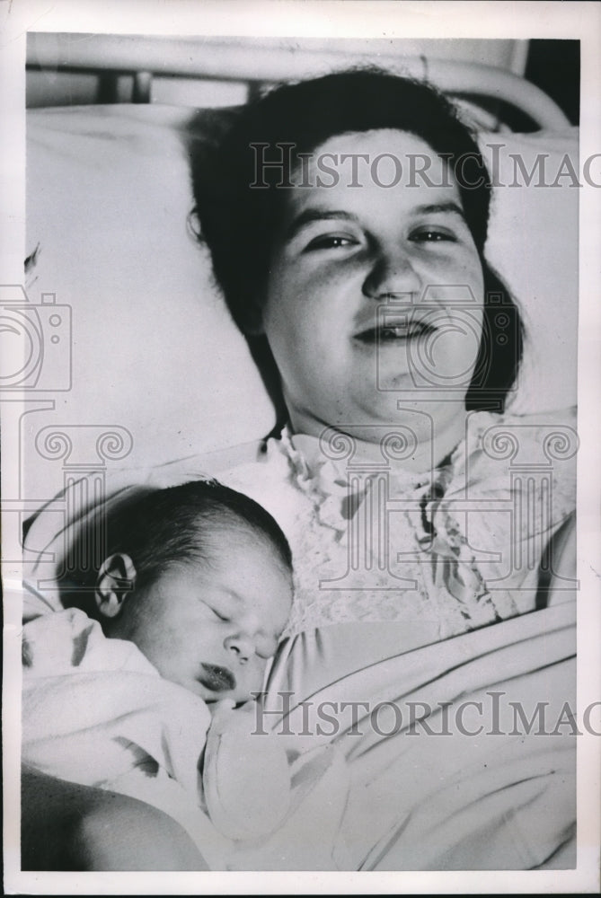 1953 Press Photo Lynn ann Morrissey and mother Mrs. James Morrissey - Historic Images