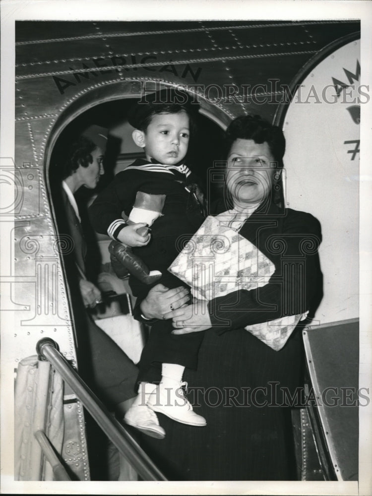 1946 Press Photo NYC, Mrs N Rinaldi &amp; son Ray who has kidney ailment for surgery - Historic Images