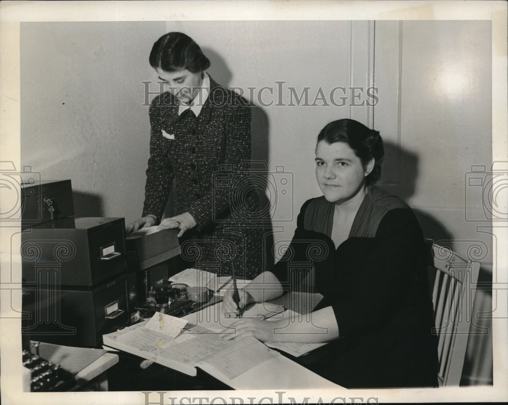 1939 Press Photo Mrs. G. Bacharack, Miss Esther Dilworth-Historic Images