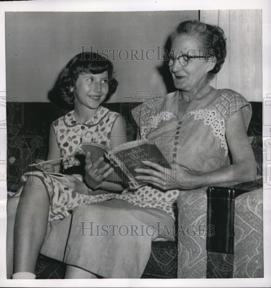 1954 Press Photo Cinncinati, Ohio Pat Brewer &amp; grandmom Mrs J Jordan-Historic Images