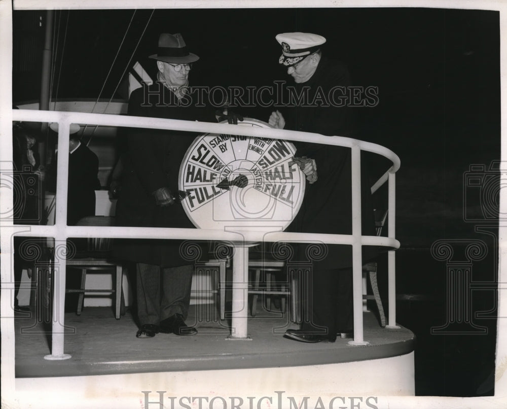 1943 Tom Girdler, Chairman of Republic Steel Corp, Adm. H. Vickery - Historic Images