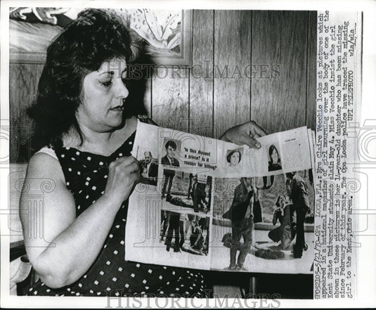 1970 Press Photo Mrs.Claire Vecchio looked over her daughter in Natl. Magazine.-Historic Images