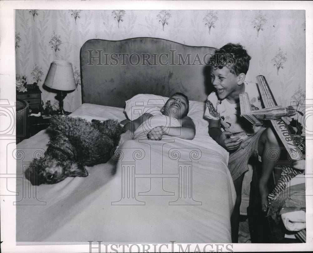 1958 Happy Polio Victim Bramman Avery recovering at Home in N.Y. - Historic Images