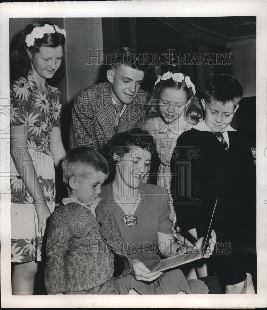 1946 Mrs. Ann Regan shows her children Bachelor of Science degree - Historic Images