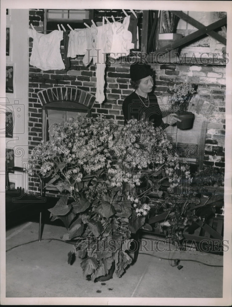 1937 Mrs James Auchincloss at the Madison Square Boys Club exhibit - Historic Images