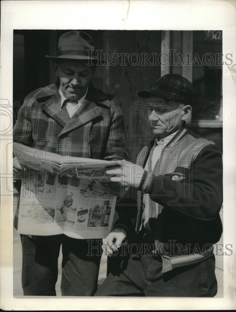 1943 Press Photo Walter Machewich father of the 3 sons serving in uniform for - Historic Images