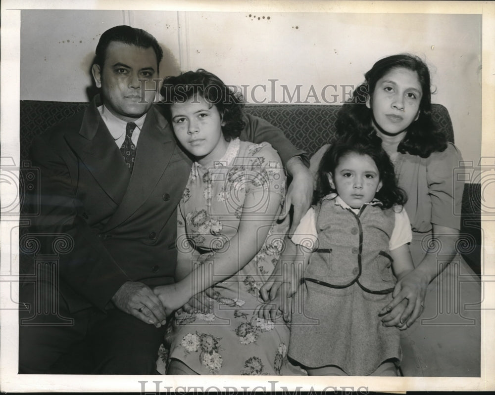 1944 Press Photo Yoland Maldonado and Diane Mr. and Mrs. Louis Maladonado - Historic Images