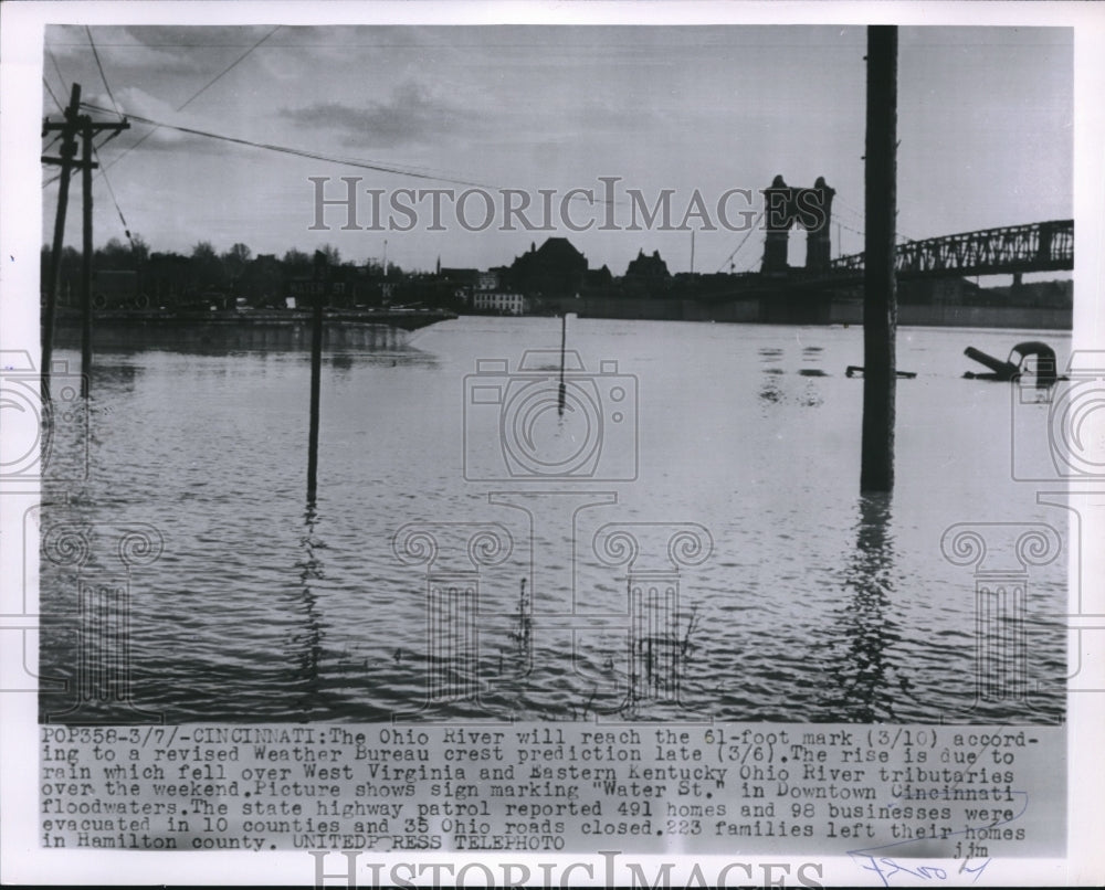 1959 Scene from the Ohio River as it reaches the critical spilling-Historic Images