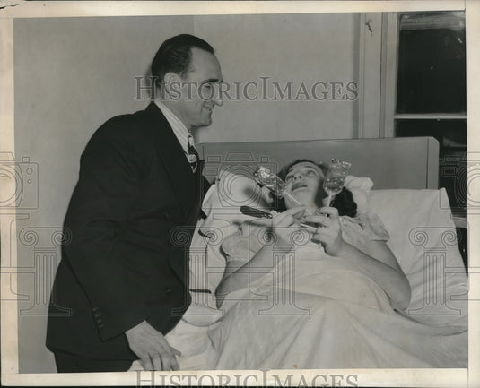 1946 Press Photo NYC, Mr & Mrs William Rothandler after birth of triplets - Historic Images