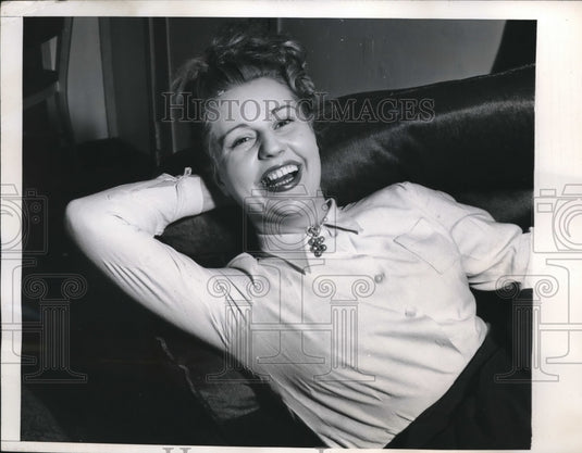1946 Press Photo NYC, Singing & dancing star Mme Evelyne Romondene arrives - Historic Images
