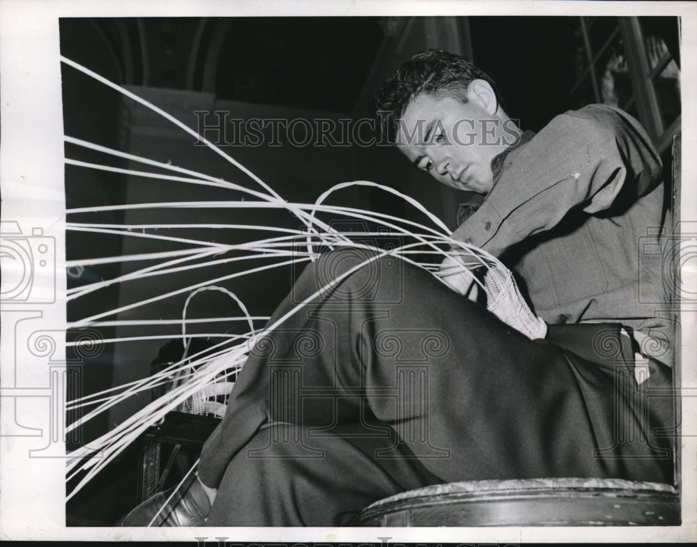 1944 Press Photo Palm Beach, Fla. Lt James D Young at Ream Gen Hosp basket weave- Historic Images