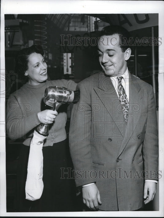 1950 Press Photo New French vacuum cleaner used for clothing & also making mayo - Historic Images