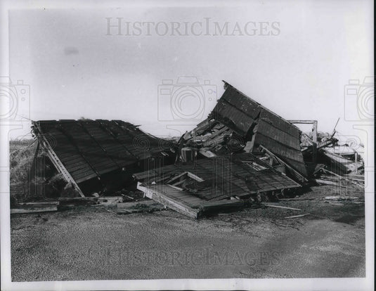1945 Press Photo Barn at West home in Pittsville Ohio that has collapsed - Historic Images