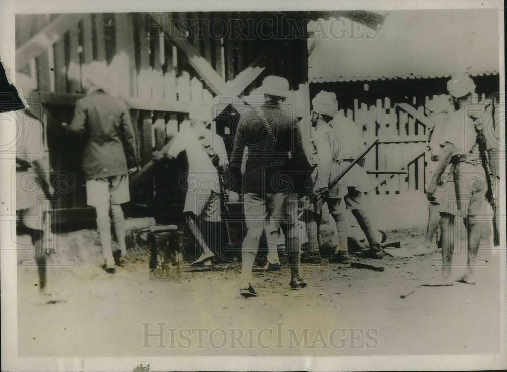 1930 Press Photo Burmeso and Indians convicts at work in one of Jail workshops - Historic Images